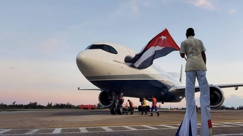 Avión en pista con bandera cubana
