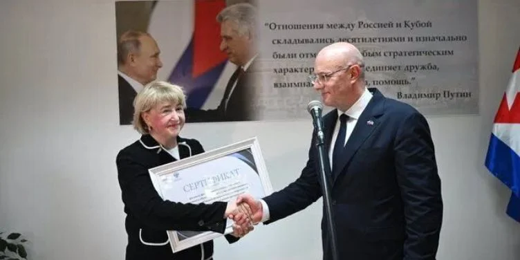 Pareja adulta intercambiando un certificado.