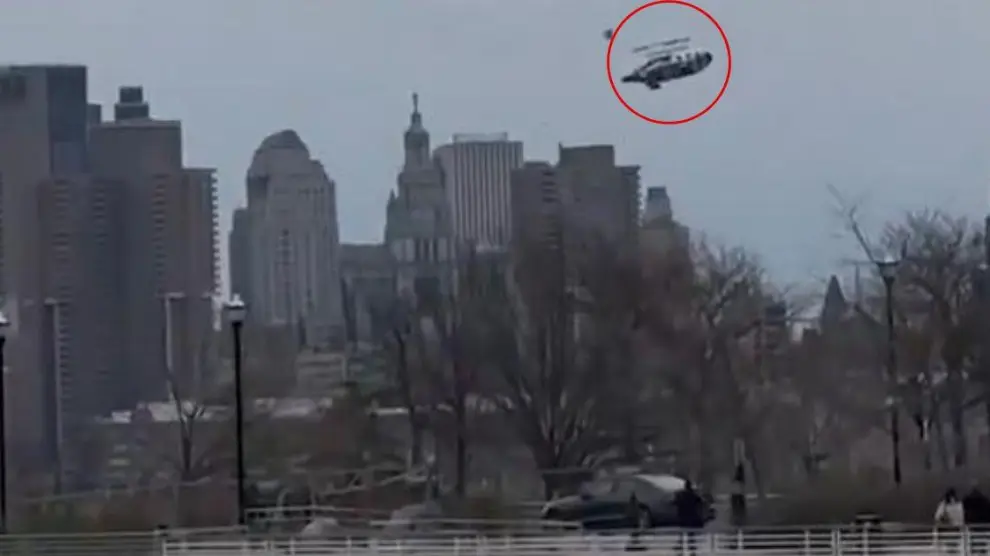 Helicóptero sobre ciudad con edificios al fondo