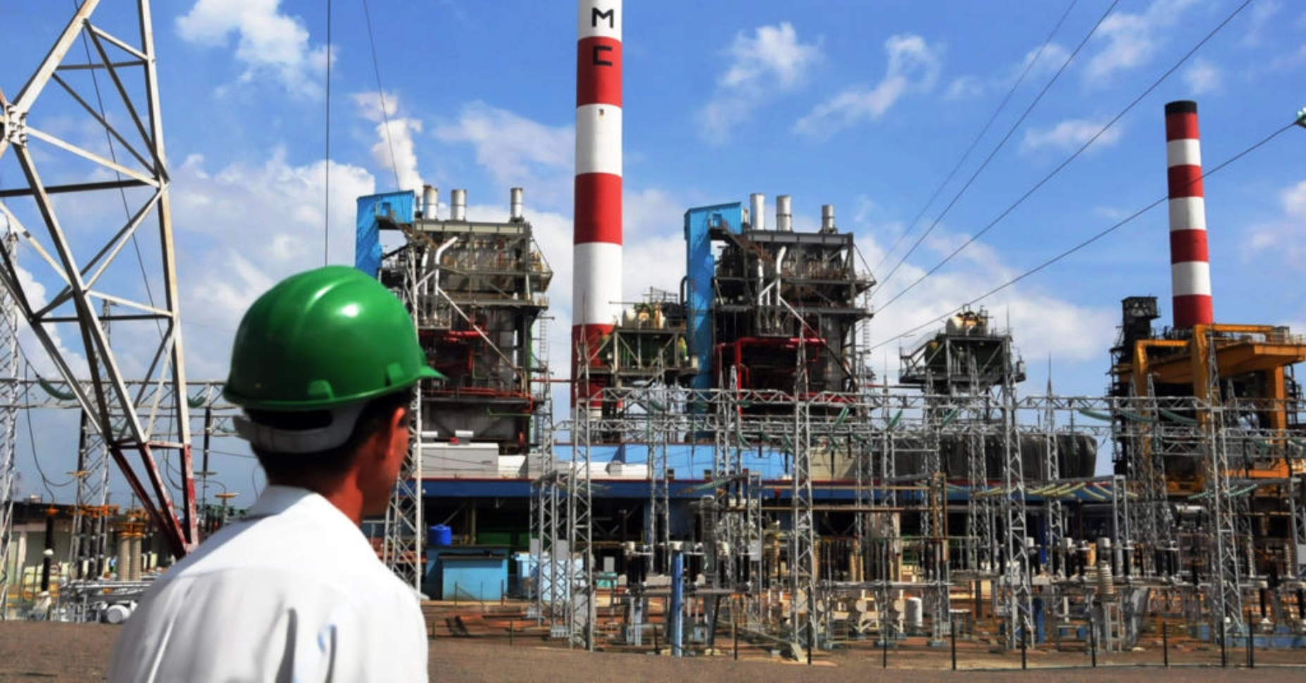 Trabajador en planta industrial de energía eléctrica.