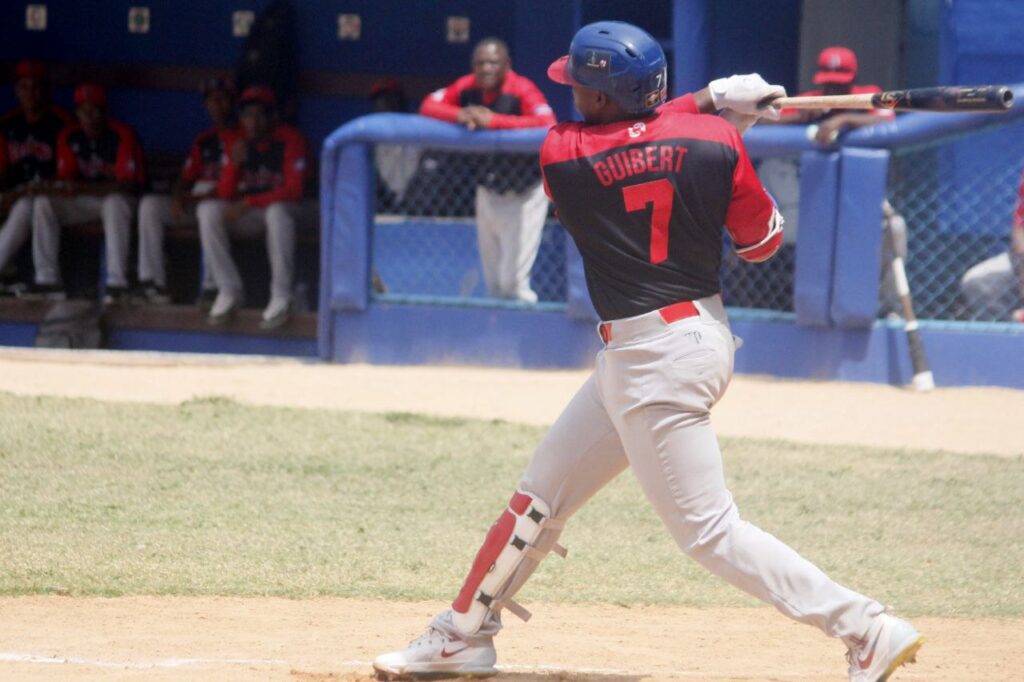 Jugador de béisbol bateando en el campo