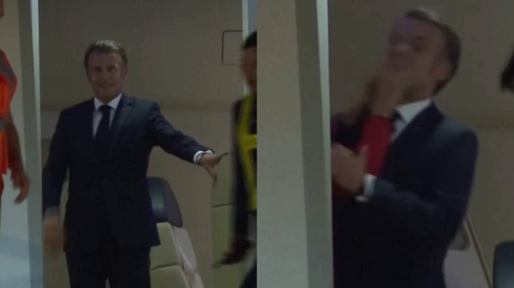 Hombre en traje sonriendo y aplaudiendo en avión