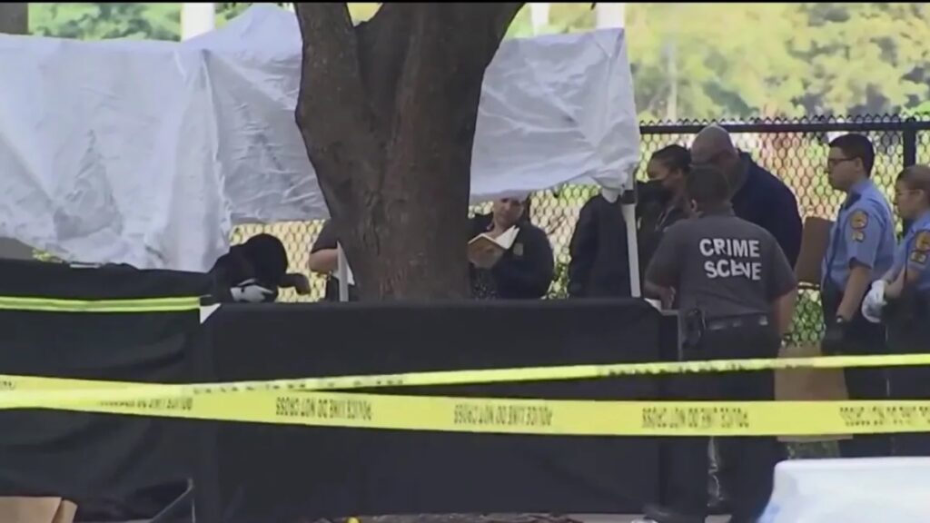 Investigadores en escena de crimen al aire libre.