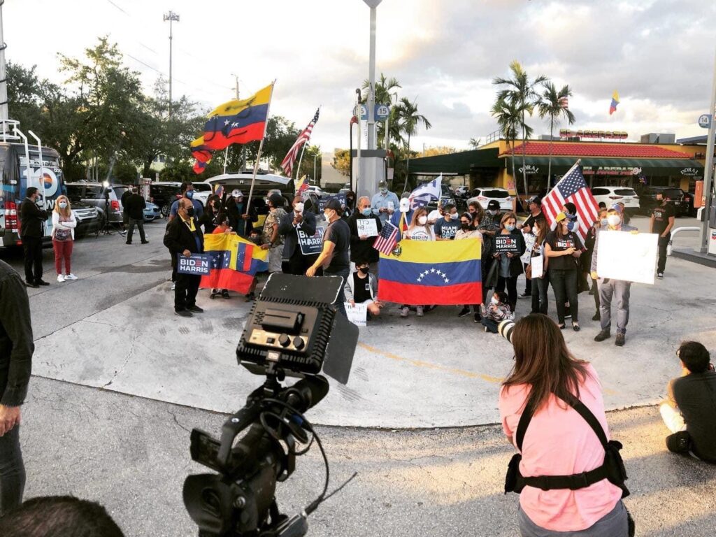 Protesta con banderas de Venezuela y Estados Unidos.