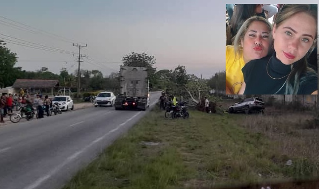 Carretera con coche accidentado y personas alrededor.