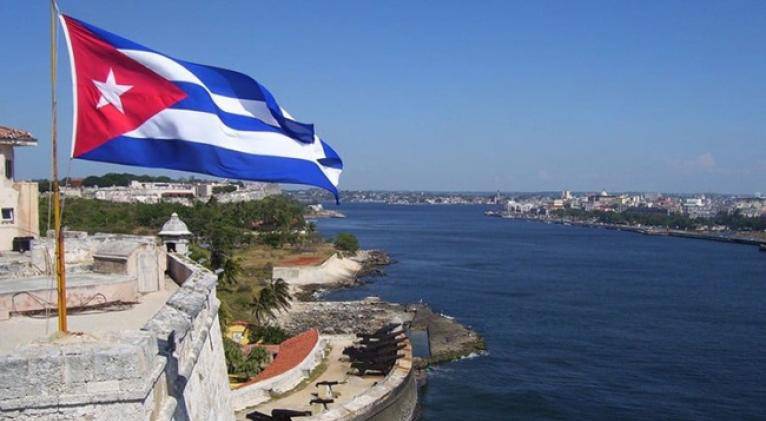 Bandera de Cuba ondea junto al mar