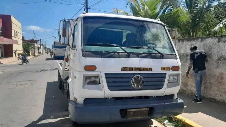 Camión asistencial Volkswagen en calle urbana soleada.