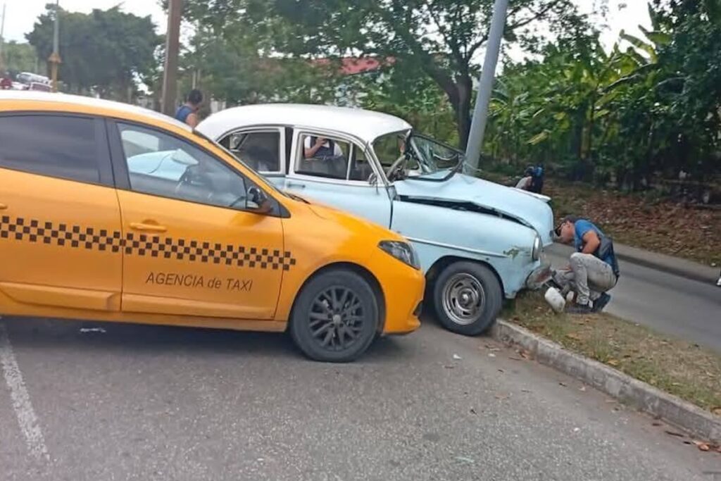Colisión entre taxi y coche antiguo en carretera.
