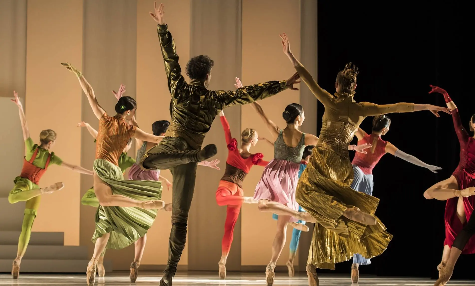 Bailarines de ballet en una actuación colorida.