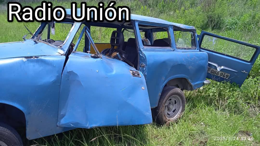 Coche azul dañado en campo verde