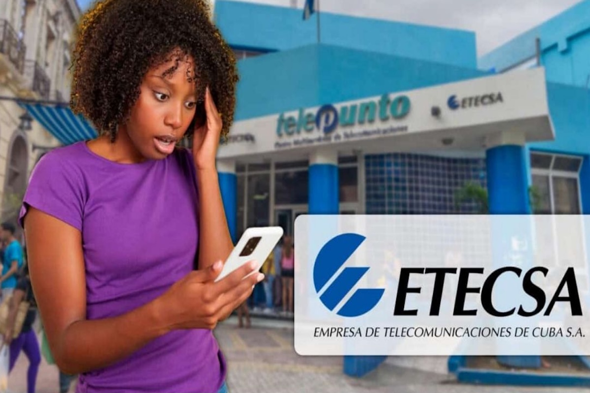 Mujer sorprendida con móvil frente a ETECSA