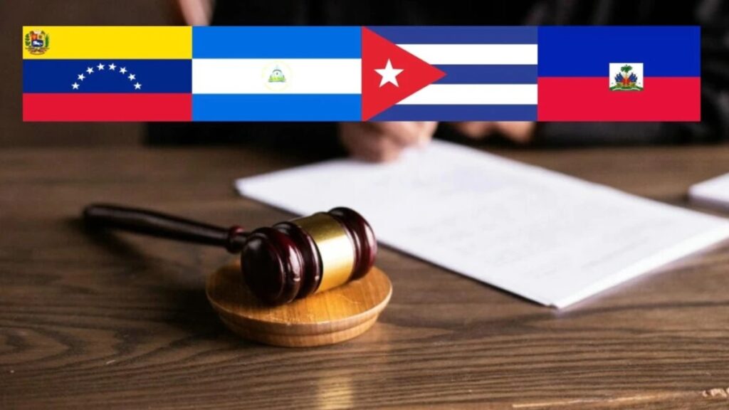 Banderas y mazo judicial en un escritorio