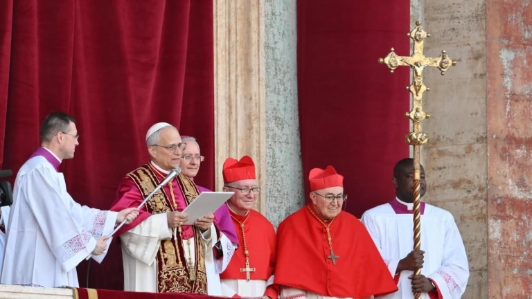 Ceremonia religiosa con sacerdotes y cardenales.