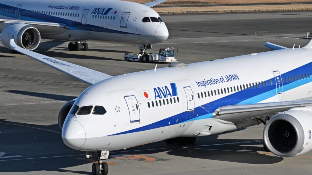 Aviones ANA en pista de despegue