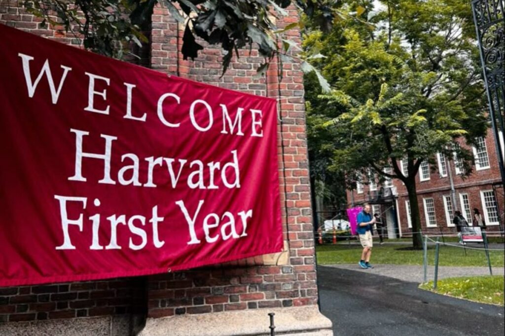 Cartel bienvenida para nuevos estudiantes en Harvard.