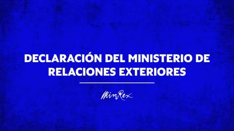 Anuncio Ministerio de Relaciones Exteriores en fondo azul.