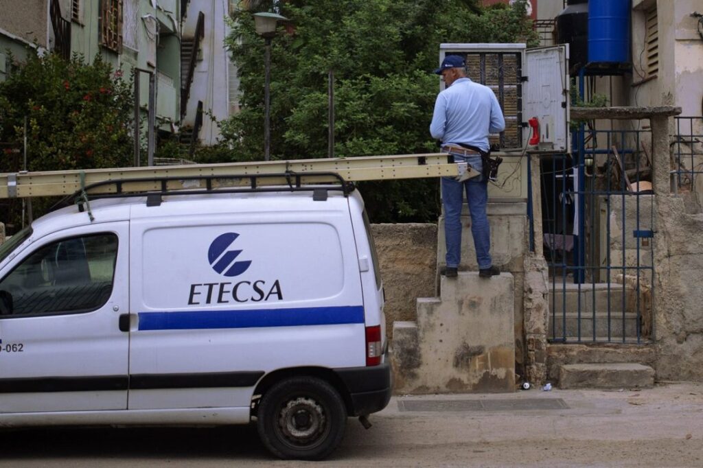 Técnico trabajando en conexiones telefónicas externas