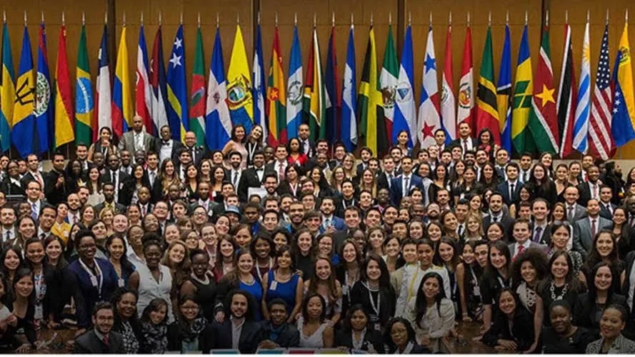 Grupo diverso frente a banderas internacionales.