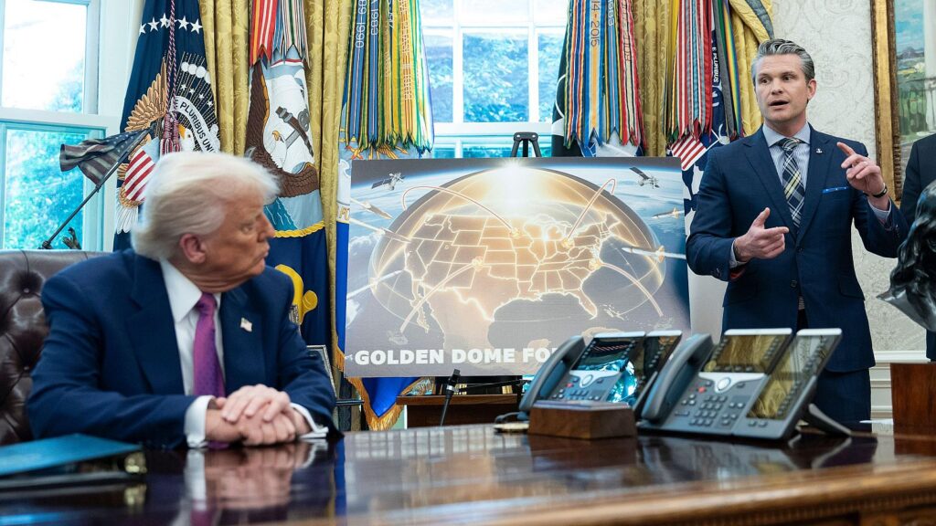 Reunión en despacho con presentación de mapa estratégico.