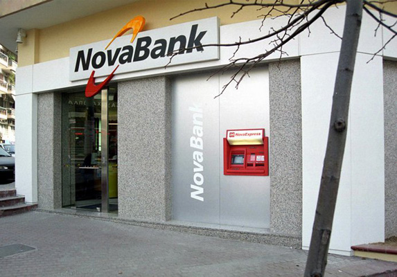 Sucursal de NovaBank con cajero automático en fachada.