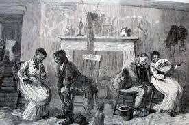 Personas descansando en sala con chimenea antigua.