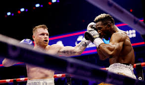Dos boxeadores en combate en el ring.