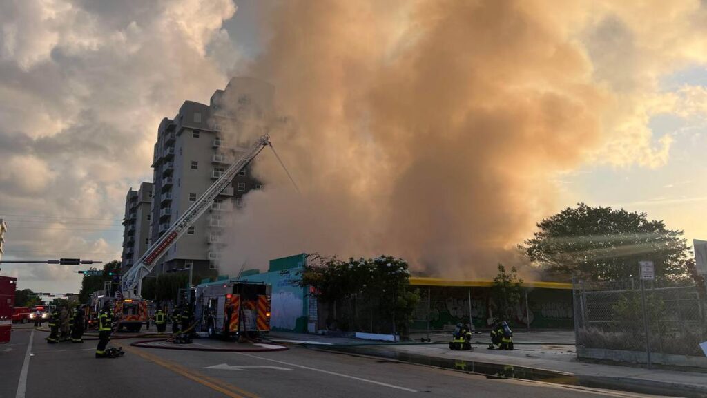 Bomberos controlan incendio en edificio urbano