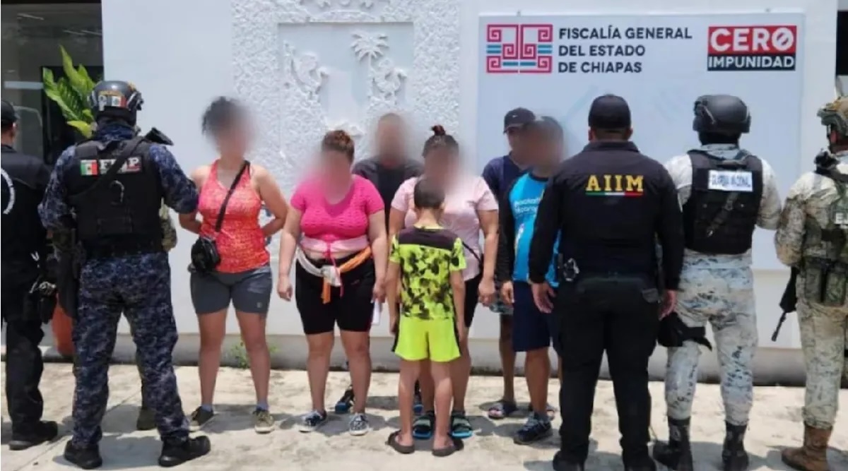 Grupo detenido frente Fiscalía Chiapas, México.