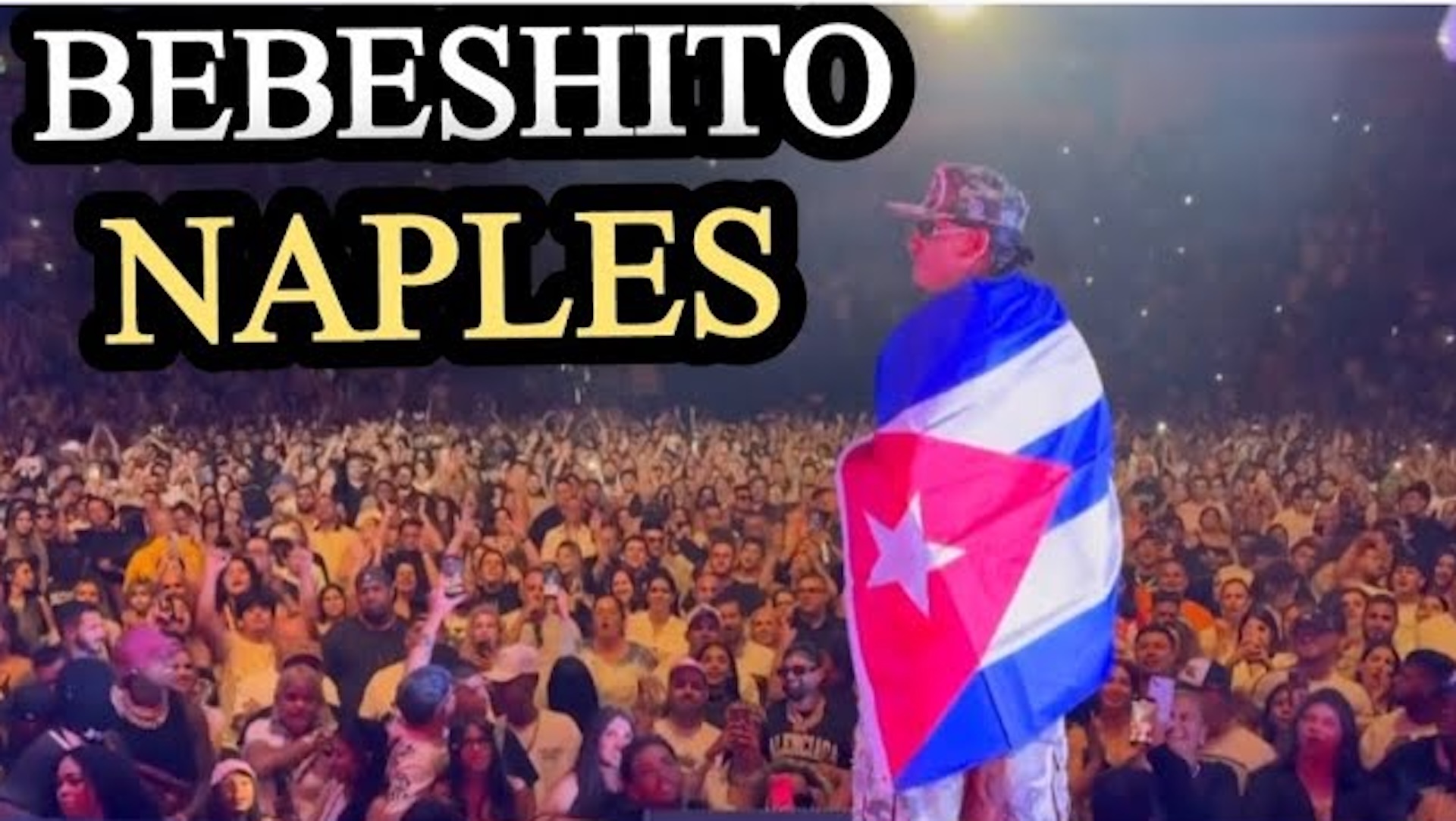 Concierto con bandera cubana frente a multitud.