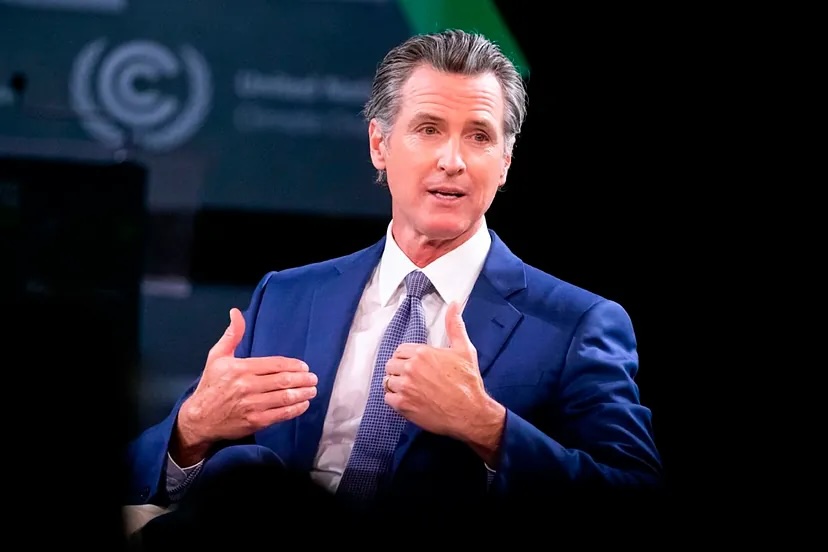 Hombre en traje azul hablando en conferencia