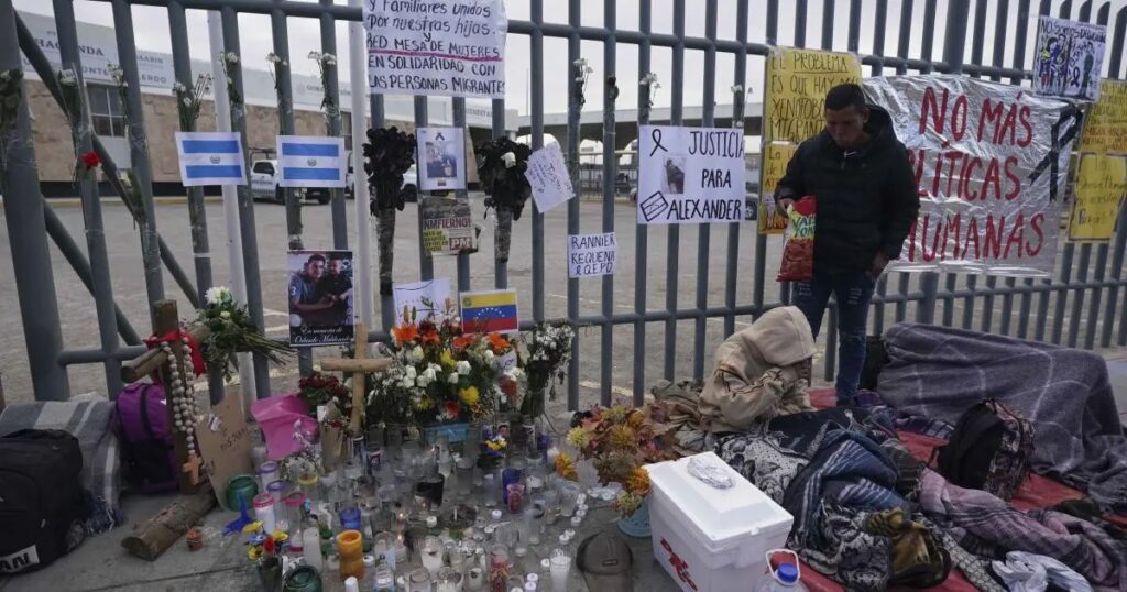 Homenaje a migrantes fallecidos con carteles y flores.