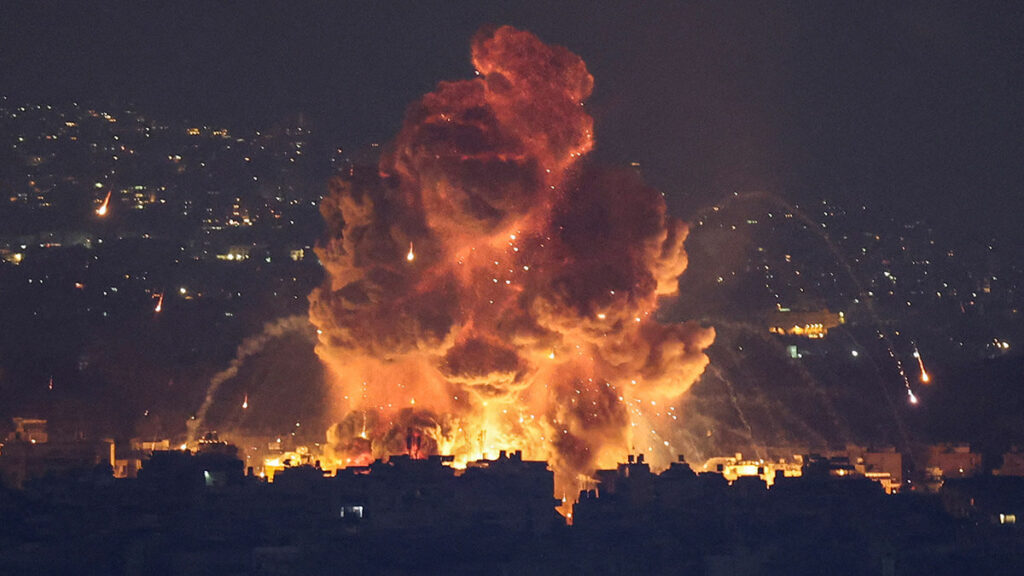 Explosión nocturna sobre una ciudad