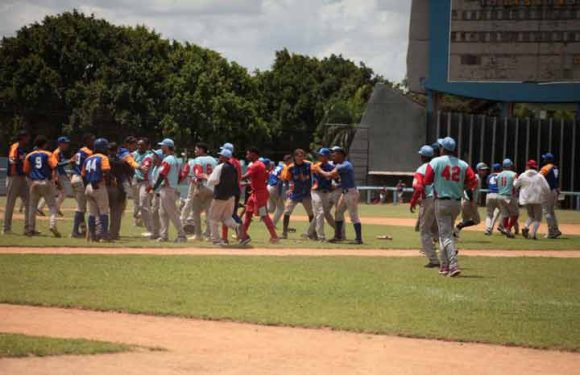 Jugadores de béisbol discuten en el campo durante partido.