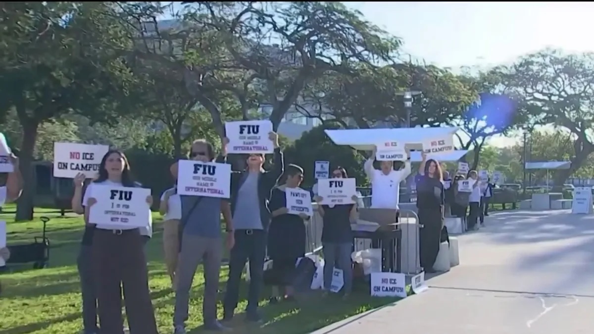 Personas protestando con carteles en universidad.