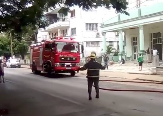Camión de bomberos en la calle