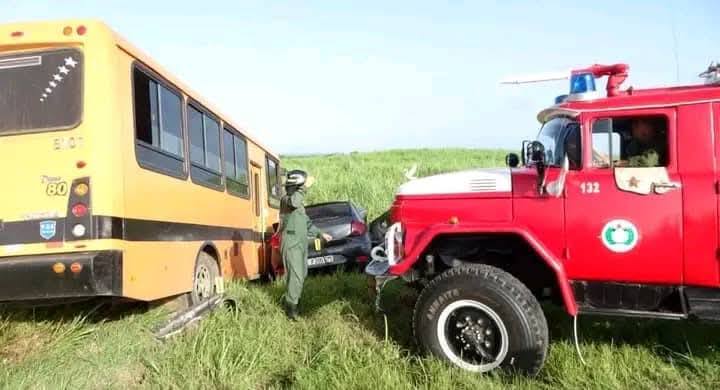 Accidente de tráfico entre autobús y camión de bomberos.