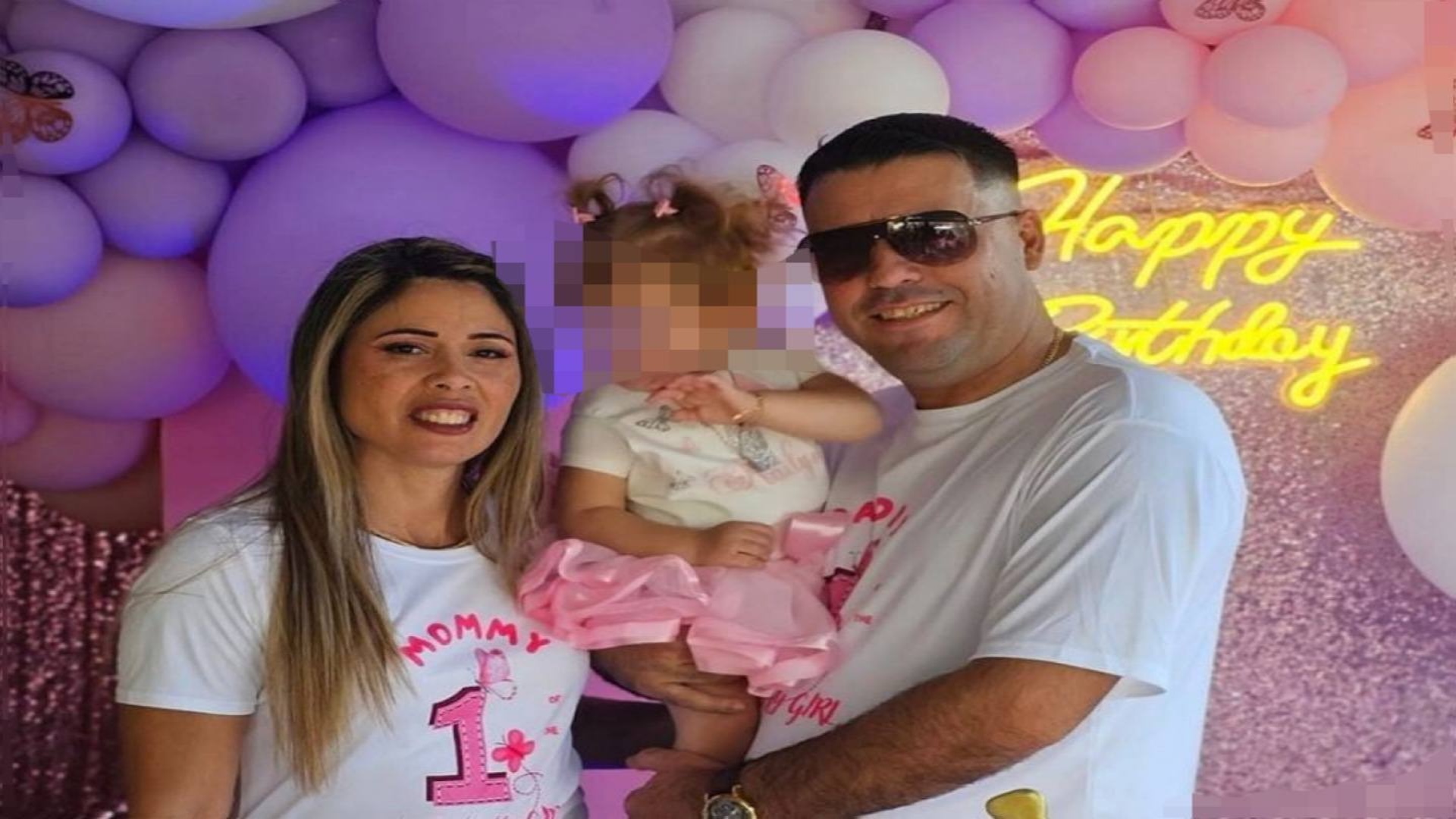 Fiesta de cumpleaños con globos y familia feliz.