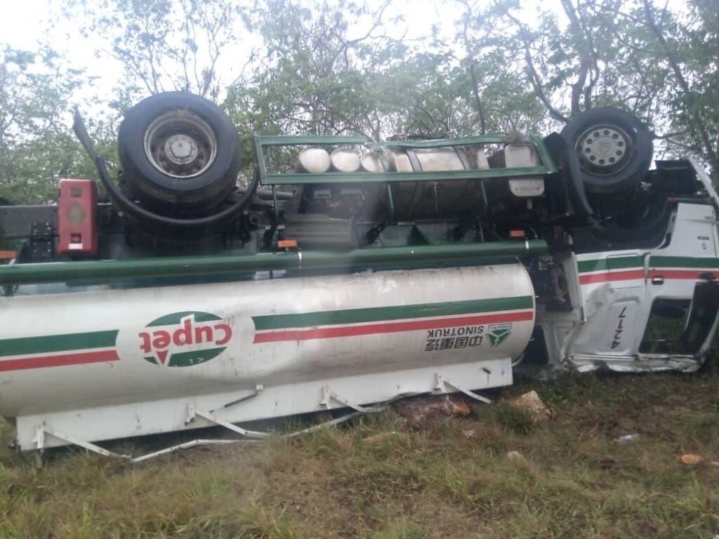 Camión cisterna volcado en el campo
