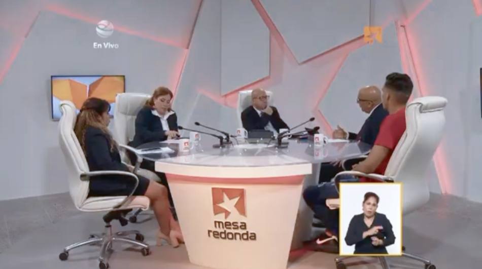 Panel discusión en estudio con intérprete de señas