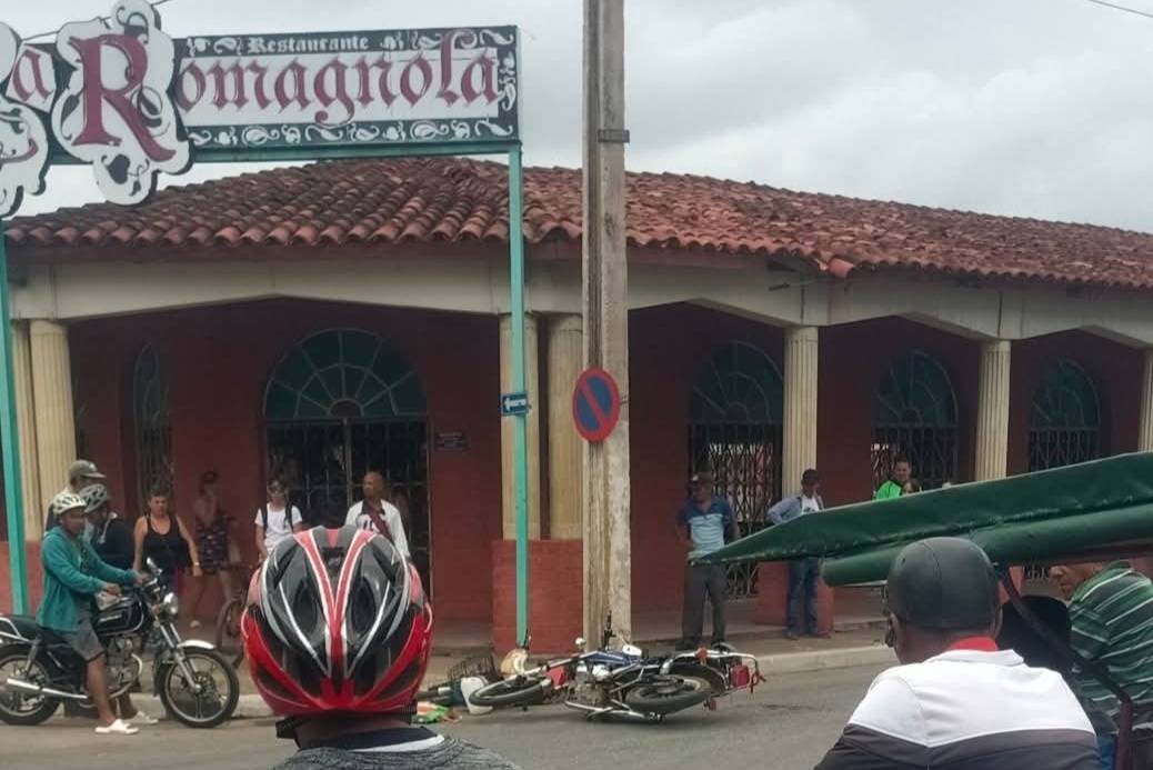 Accidente de motocicletas frente a restaurante La Romagnola.