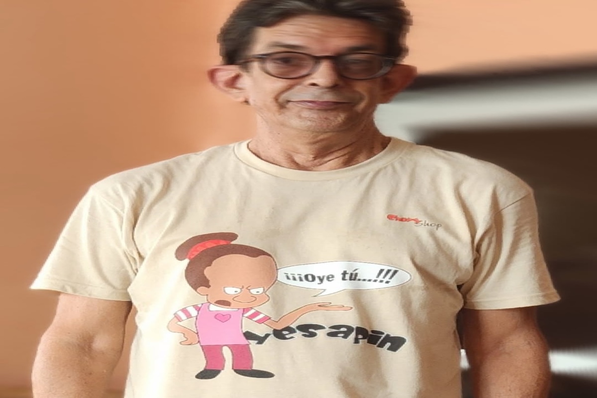 Hombre con camiseta de caricatura divertida.