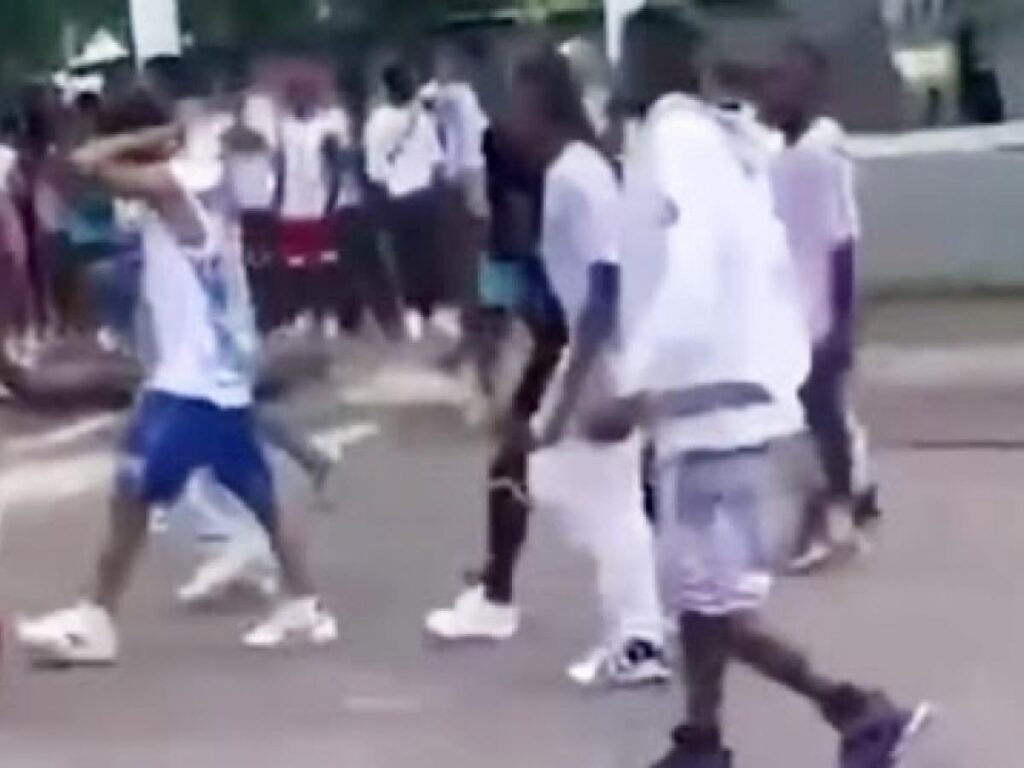 Grupo de personas caminando en calle concurrida