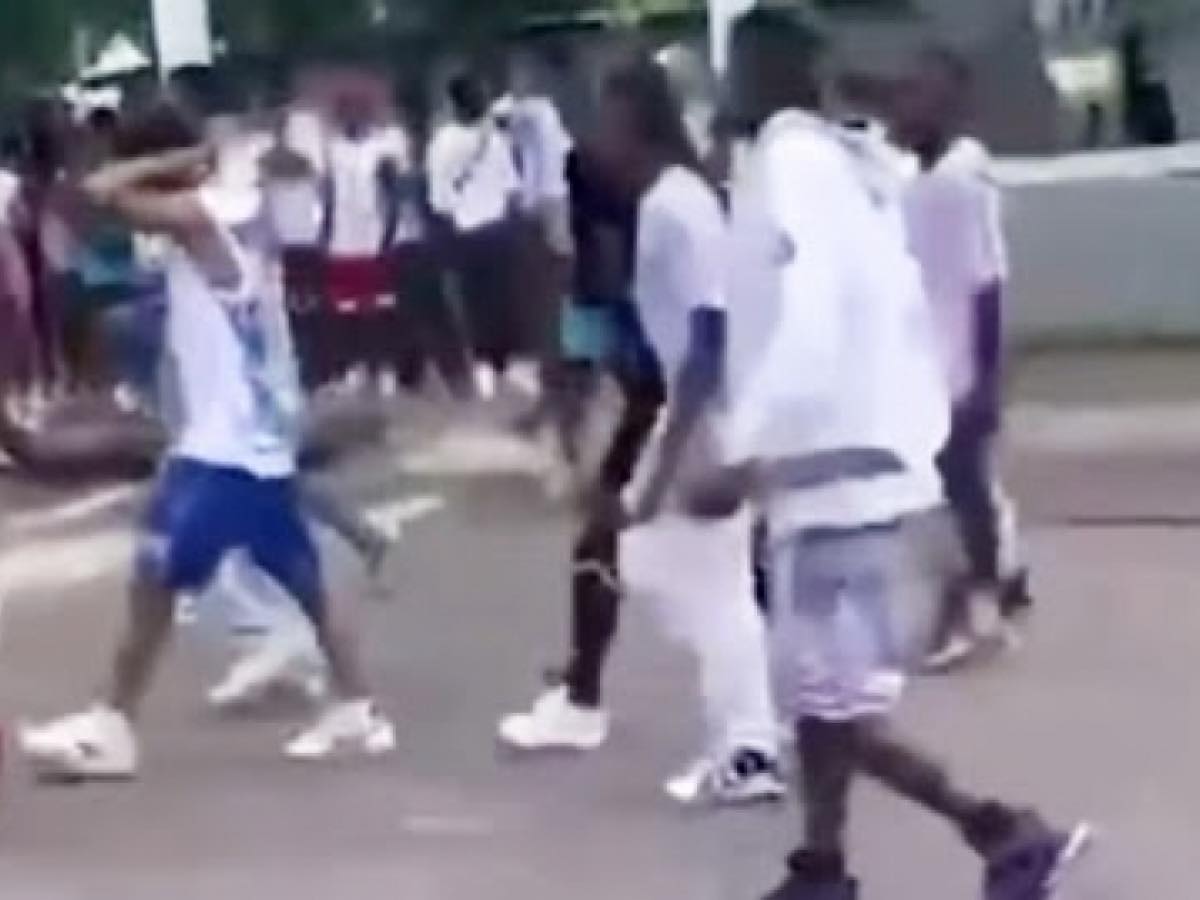 Grupo de personas caminando en calle concurrida