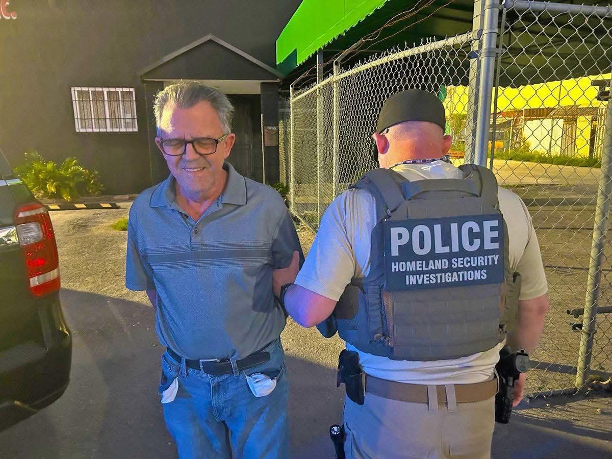 Hombre arrestado por policía en la calle