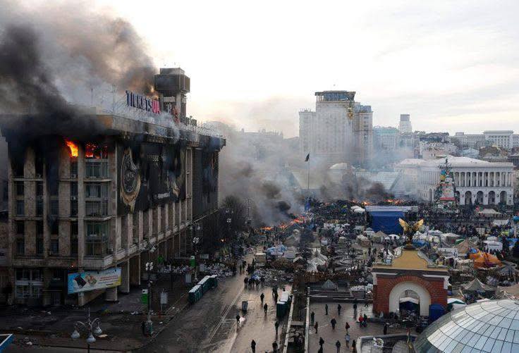 Edificio en llamas durante protestas urbanas.