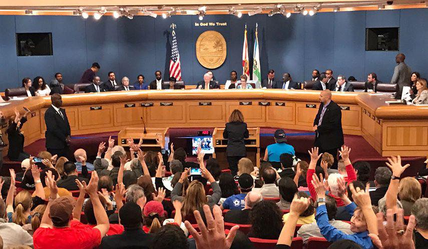 Reunión pública en un salón de gobierno.