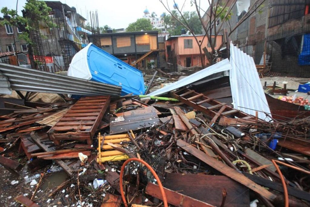 Escombros tras un desastre natural en la ciudad.