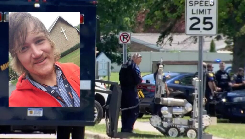 Hombre sonriente y robots policía en frontera.