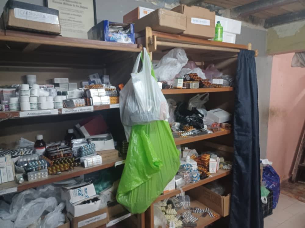 Estantes llenos de medicamentos y cajas en almacén.