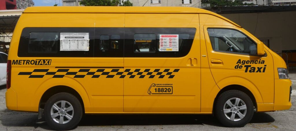 Furgoneta amarilla de taxi estacionada